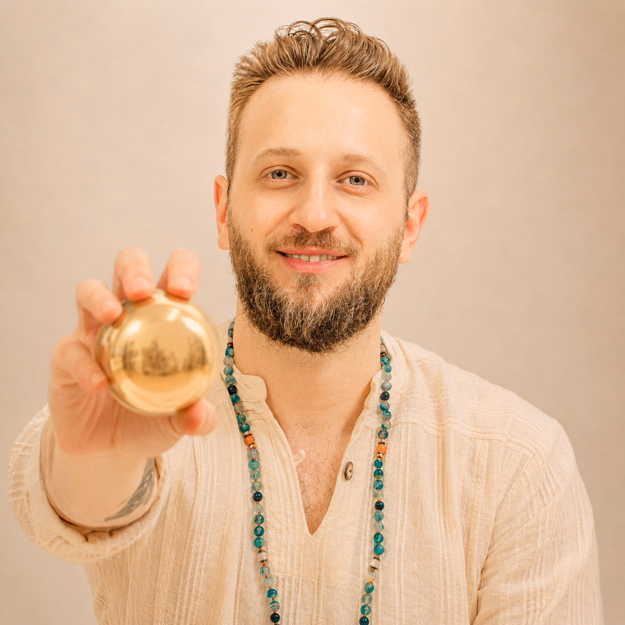 Riccardo Di Pasquale in seiner Praxis, mit einer traditionellen Kansa-Schale in der Hand.